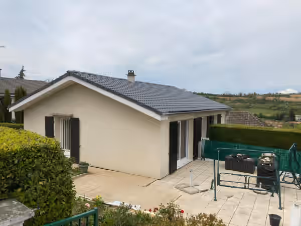 Pavillon à la toiture neuve en tuiles grises, vu depuis le jardin