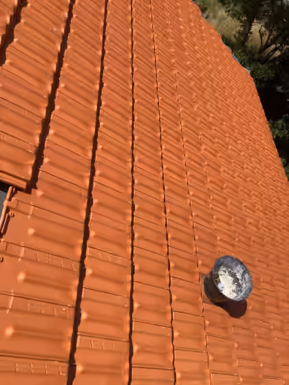 Versant en tuiles de terre cuite neuves avec une sortie de ventilation