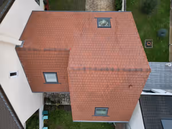 La même toiture vue d’en haut après démoussage, tuiles redevenues rouges