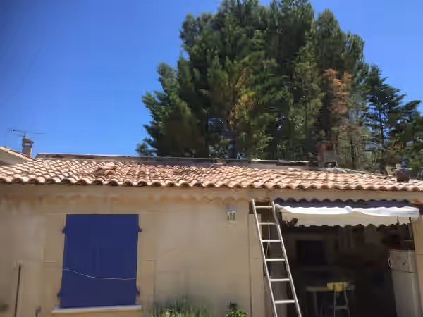 Maison de plain-pied après rénovation de sa toiture en tuiles